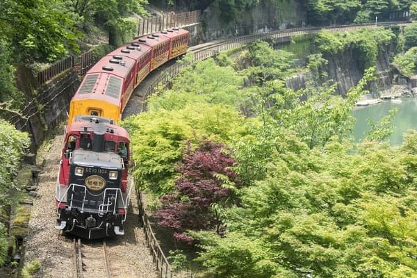 【4/28～5/5限定】嵯峨野游览小火车和保津川漂流（含英语、中文、韩语语音导览）- 京都